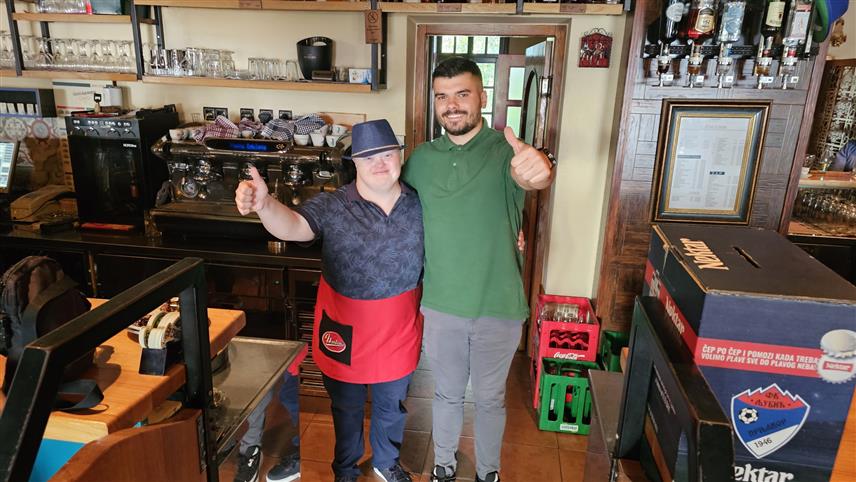 ПРЊАВОР, 2. ОКТОБРА /СРНА/ - Штићеник Дневног центра "Невен" из Прњавора Адмир Адо Ћуран данас се, поводом почетка Недјеље дјетета, нашао у улози конобара у једном пабу у граду, а приход остварен током двочасовне продаје кафе и пића биће уплаћен Удружењу родитеља дјеце са потешкоћама у развоју "Невен".