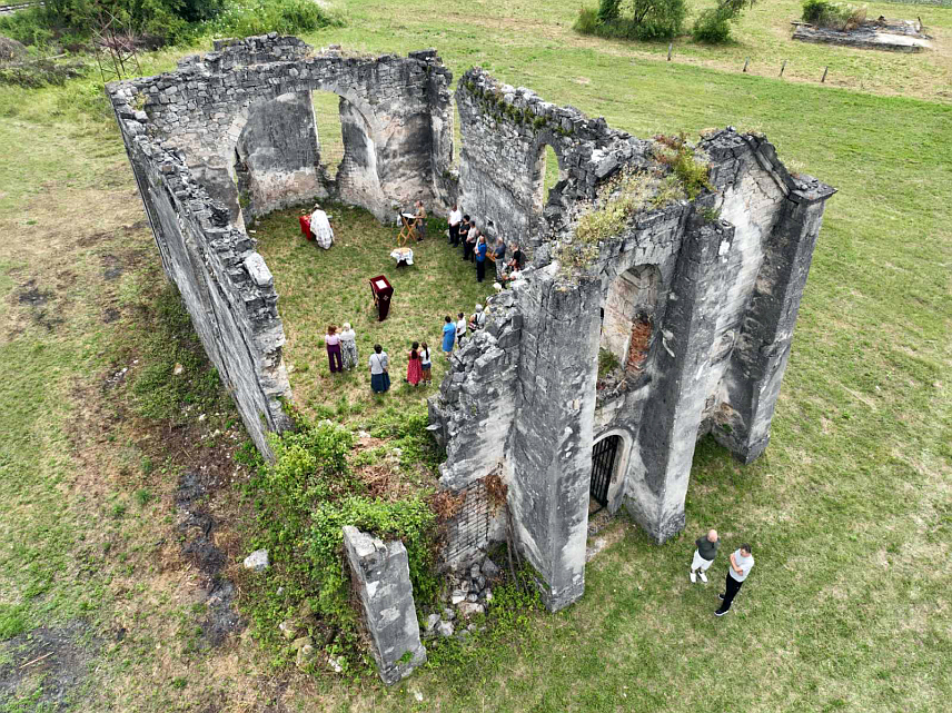 БИХАЋ, 2. ОКТОБРА /СРНА/ - Храм Светих апостола Петра и Павла у Притоци, који датира из 1893. године, Срби су одведени на Гаравице, гдје су мученички пострадали, а Храм је 1941. године спаљен, порушен и уништен. Он данас свједочи о мученичком животу Срба из Бихаћа и чека обнову".