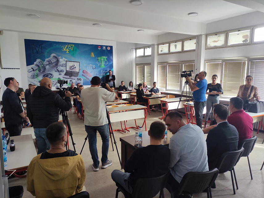 ПРИЈЕДОР, 30. ОКТОБРА /СРНА/ - У Приједору су данас додијељене дипломе успјешним полазницима програма оспособљавања за ЦНЦ оператере у дрвопреради и потписани уговори са полазницима новог циклуса у металопреради, у оквиру пројекта "Креирање и извођење програма обуке и преквалификације према актуелној потражњи на тржишту рада".	

