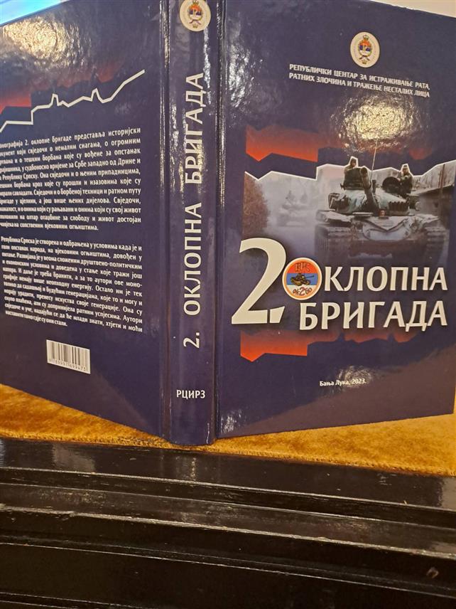 БАЊАЛУКА, 30. ОКТОБРА /СРНА/ - У Бањалуци је вечерас одржана промоција монографије Друге оклопне бригаде Првог крајишког корпуса Војске Републике Српске /ВРС/, чији су аутори више старјешина ове јединице одликоване Медаљом Петра Мркоњића, у којој је сублимирано све оно што је бригада радила током рата у борби за слободу српског народа и стварању Српске.