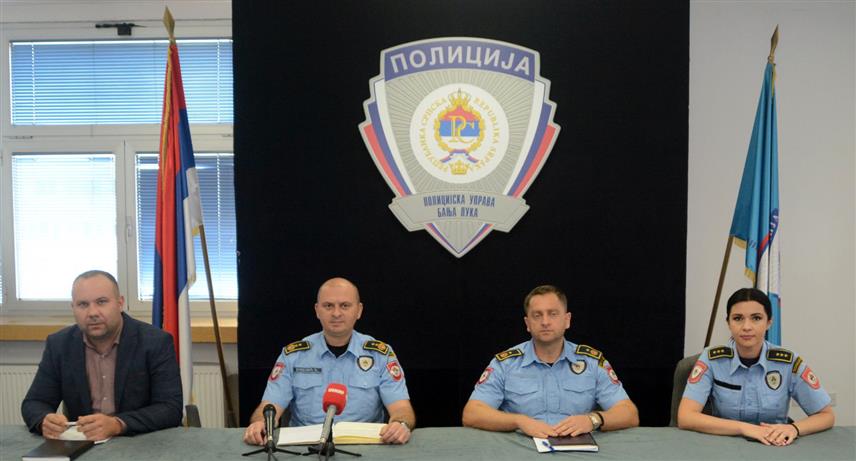 БАЊАЛУКА, 31. ОКТОБРА /СРНА/ - Начелник Полицијске управе Бањалука Ђурица Вукелић са сарадницима на конференцији за новинаре.