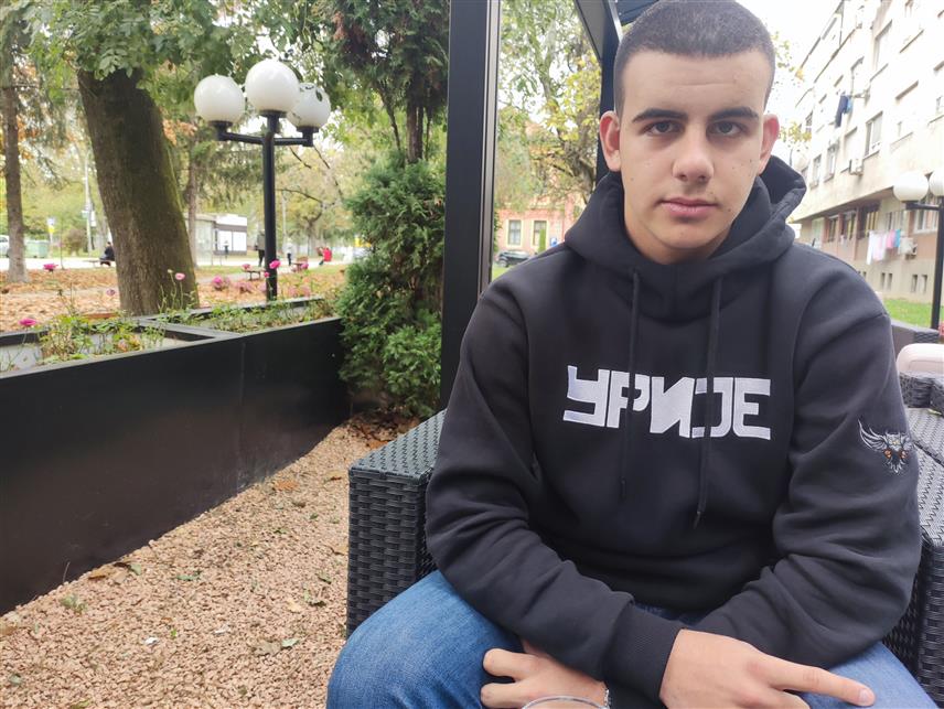 ПРИЈЕДОР, 31. ОКТОБРА /СРНА/ - Огњен Радаковић један је из групе младих Приједорчана који се труде да на различите начине сачувају успомену на суграђанина Андреја Лукача, који је лани погинуо у саобраћајној несрећи свега неколико дана након што је прославио 18. рођендан, те је у његову част на "Јутјубу" објавио пјесму "Пролазе дани".