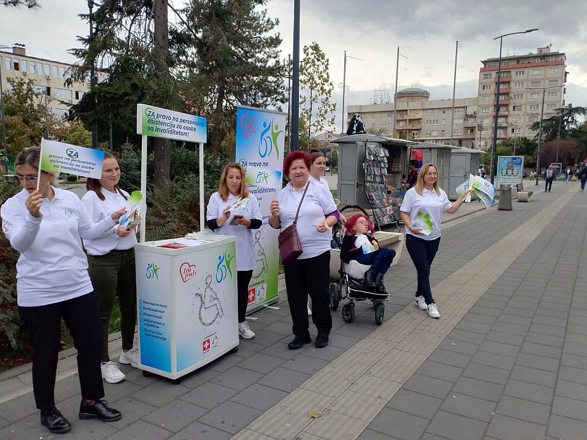 БИЈЕЉИНА, 31. ОКТОБРА /СРНА/ - Удружење жена са инвалидитетом "Импулс" у Бијељини организовало је данас промотивну уличну акцију на централном тргу и прикупљање потписа грађана за увођење права на персоналну асистенцију за особе са инвалидитетом.