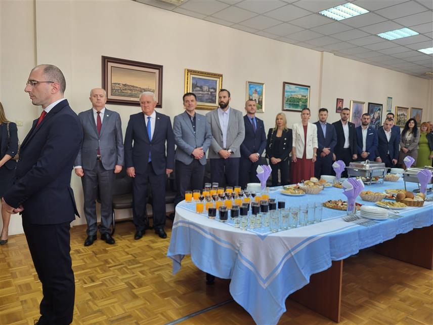 ПАЛЕ, 31. ОКТОБРА /СРНА/ - Правни факултет Универзитета у Источном Сарајеву данас је свечано обиљежио крсну славу - Светог Петра Цетињског и Дан ове високошколске установе, а кум славе, предсједник Академије наука и умјетности Републике Српске Рајко Кузмановић, истакао је да овај факултет спада међу најбоље у Српској.