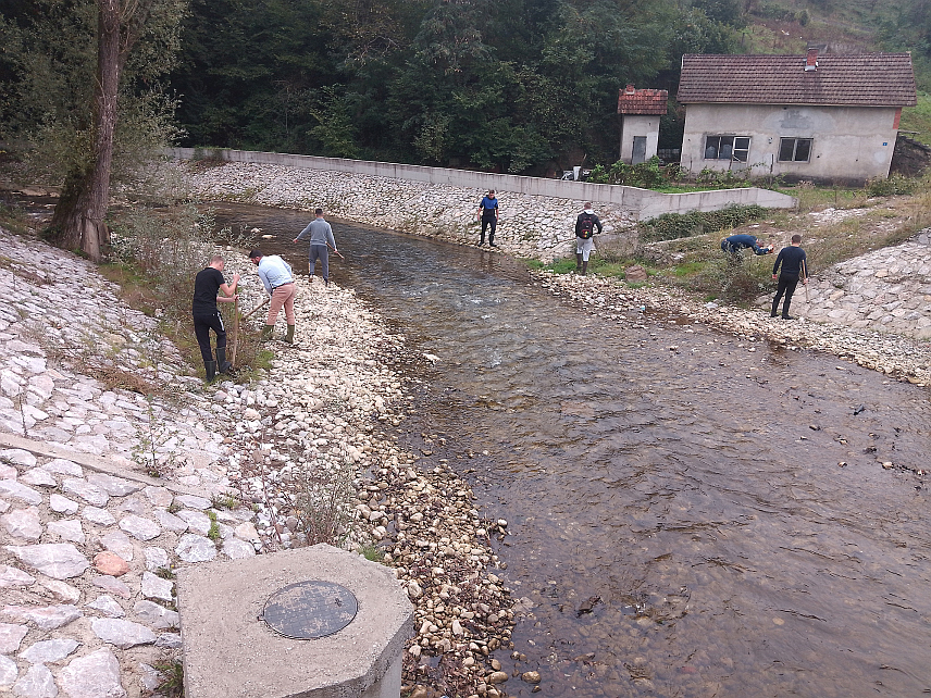 МИЛИЋИ, 3. ОКTОБРА /СРНА/ - Еколошки тим Средњошколског центра "Милутин Миланковић" из Милића, организовао је данас еколошку акцију уређења обале Студеног Јадра у којој, осим 11 матураната, учествују представници општине и радници комуналног предузећа.