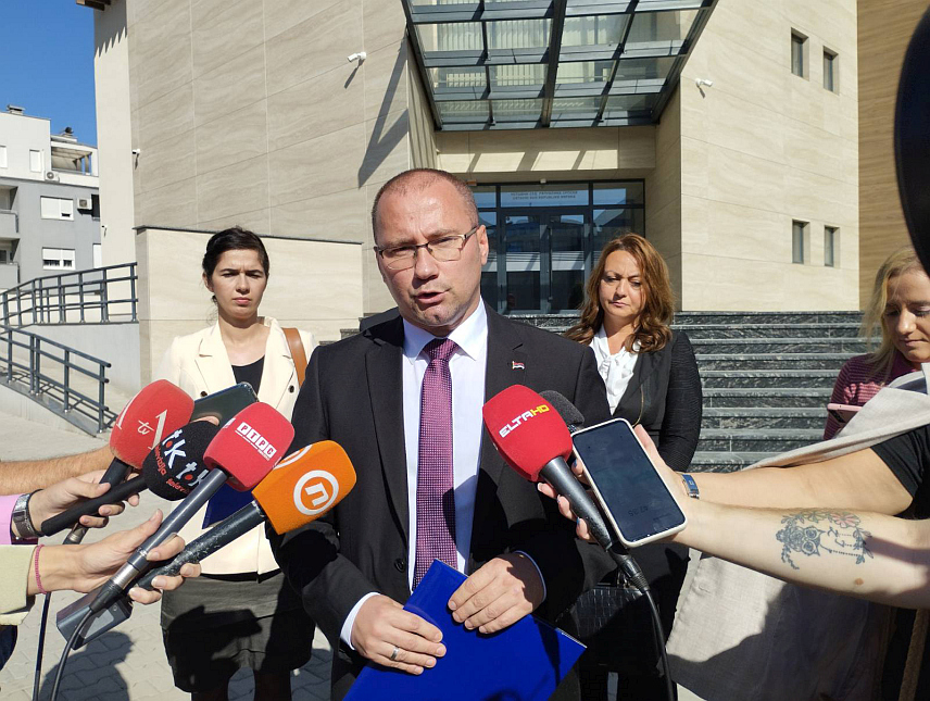 БАЊАЛУКА, 3. ОКТОБРА /СРНА/ - Предсједник бањалучког Градског одбора Демоса Боран Босанчић данас је Уставном суду Републике Српске предао иницијативу за оцјену законитости новог правилника о цијенама паркинга у Бањалуци, који је донио градоначелник Драшко Станивуковић.