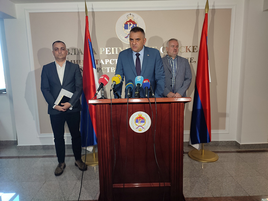 БАЊАЛУКА, 3. ОКТОБРА /СРНА/ - Министар пољопривреде, шумарстав и водопривреде Републике Српске Саво Минић изјавио је данас да је у неколико општина у Херцеговини утврђено присуство афричке куге свиња, а разлог је нелегални промет ових животиња из угрожених подручја због чега ће бити поднесене кривичне пријаве.