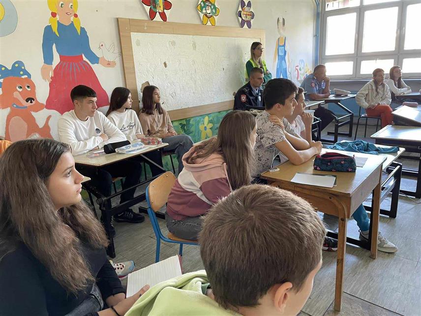 НОВИ ГРАД, 3. ОКТОБРА /СРНА/ - Припадници Полицијске станице Нови Град са представницима Ауто-мото друштва "Уна" у четири основне школе у овој локалној заједници оспособљавају ученике за чланове школских саобраћајних патрола, с циљем побољшања безбједности у саобраћају.