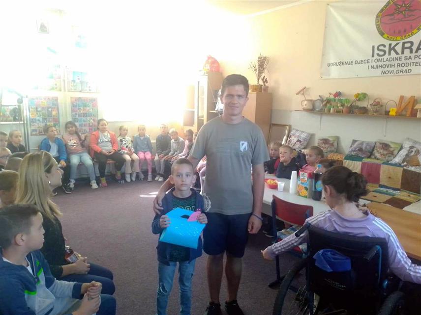НОВИ ГРАД, 3. ОКТОБРА /СРНА/ - Удружење дјеце и омладине са посебним потребама "Искра" у Новом Граду данас су посјетили основци из Рудица, у оквиру обиљежавања Недјеље дјетета, што је била прилика да се друже са својим вршњацима.
