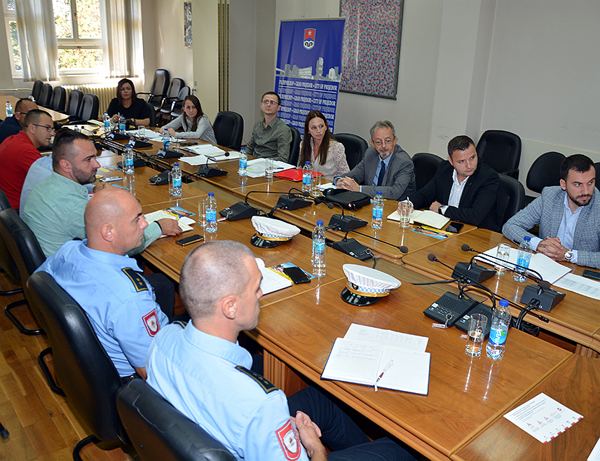 ПРИЈЕДОР, 3. ОКТОБРА /СРНА/ - Замјеник директора Агенције за безбједност саобраћаја Републике Српске Милија Радовић одржао је данас састанак са представници више институција у Приједору, гдје су разматрали могућности да се испоштује законска обавеза о минималној удаљености од два километра између два пружна прелаза.