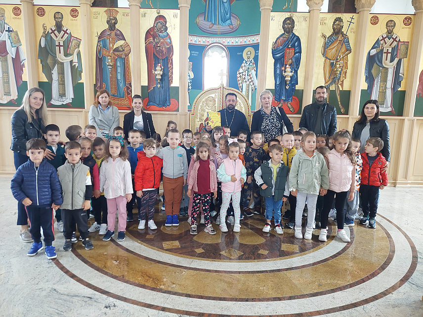 ВИШЕГРАД, 3. ОКТОБРА /СРНА/ - Малишани из вишеградског обданишта "Невен" посјетили су данас Цркву Светог цара Лазара и свих српских мученика у Андрићграду у оквиру обиљежавања Недјеље дјетета, а директор обданишта Данка Митровић истакла је да ће вјера и добро васпитање од дјеце засигурно направити добре људе, спремне за живот у заједници.