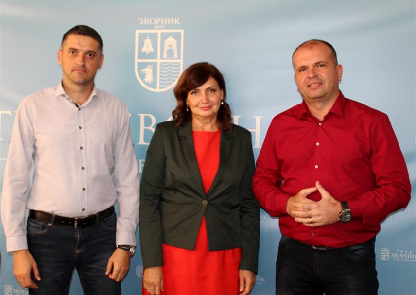 ЗВОРНИК, 3. ОКТОБРА /СРНА/ - Градоначелник Зворника Бојан Ивановић на састанку са замјеником Омбудсмана за дјецу Републике Српске Јованком Вуковић.
