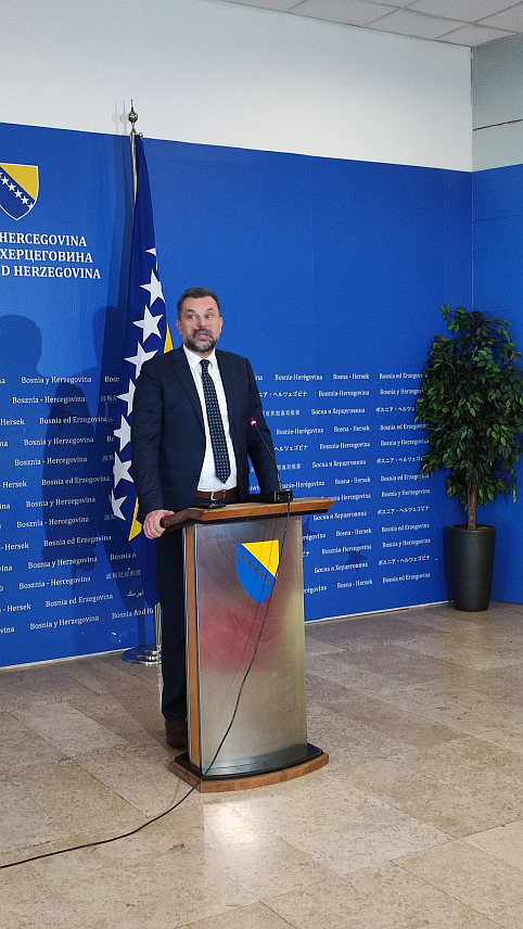 САРАЈЕВО, 3. ОКТОБРА /СРНА/ - Министар иностраних послова у Савјету министара Елмедин Конаковић рекао је данас да партнери у власти на нивоу БиХ имају различите ставове када је ријеч о страним судијама у Уставном суду, иако радна група за правосуђе ради на томе.