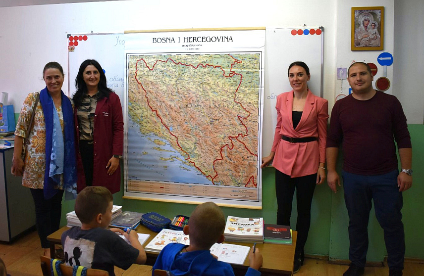 СОКОЛАЦ, 3. ОКТОБРА /СРНА/ - Соколачко удружење "Мајка и дијете" уручило је данас Основној школи "Соколац" двије донације, четири школске географске карте и два лаптопа за два подручна одјељења у Кнежини и на Равној Романији, рекла је Срни предсједник овог Удружења Александра Елез.	
