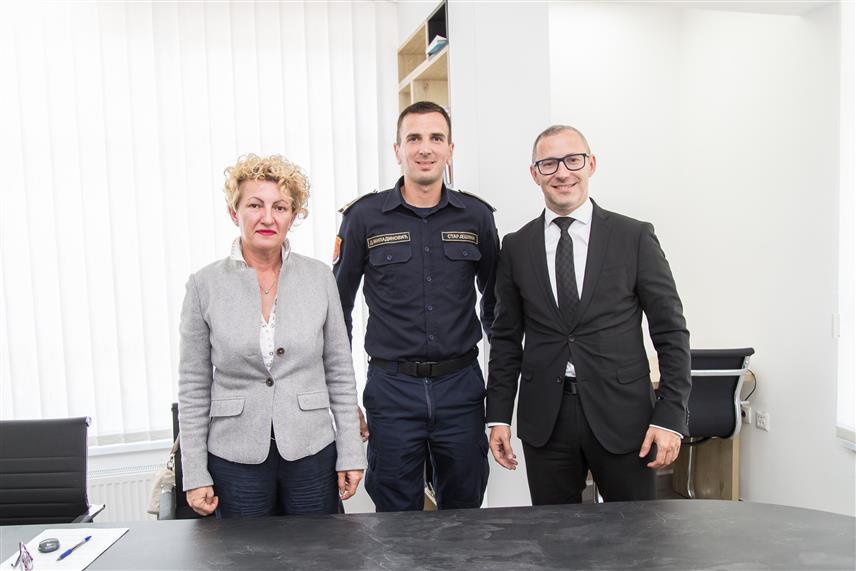 ПРЊАВОР, 3. ОКТОБРА /СРНА/ - Градоначелник Прњавора Дарко Томаш, представник групе понуђача "Еко-Бел" Лакташи Љиљана Ђоковић и старјешина Територијалне ватрогасне јединице Прњавор Драган Миладиновић.