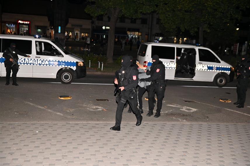 БИЈЕЉИНА, 3. ОКТОБРА /СРНА/ - Никола Кокановић /23/ осумњичен за убиство полицијског инспектора Ненада Марковића /38/ у Бијељини, доведен је вечерас у Окружно јавно тужилаштво у овом граду.