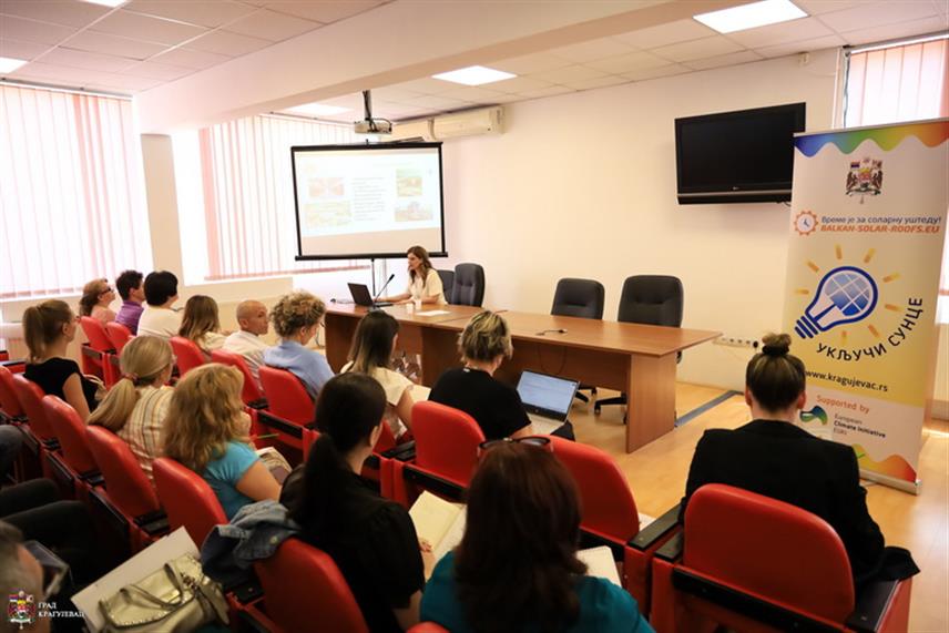 СОКОЛАЦ, 3. ОКТОБРА /СРНА/ - Општина Соколац учествовала је на промоцији пројекта соларних кровова у Крагујевцу, а најважнији пројекат из ове области представља изградња соларне електране "Соколац 100 мегавати" за коју је расписан јавни позив за додјелу концесије, а вриједност инвестиције је више од 100 милиона евра.