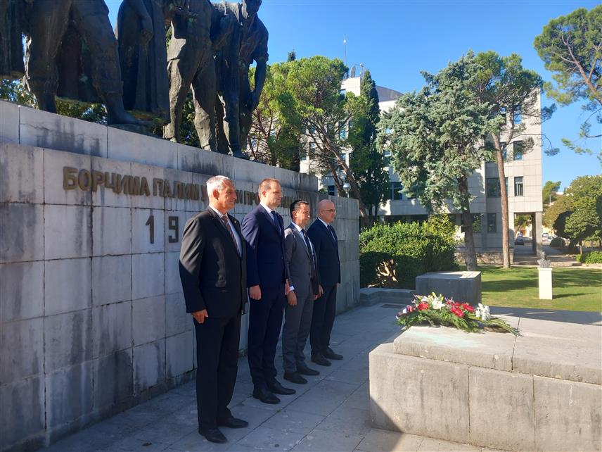 ТРЕБИЊЕ, 4. ОКТОБРА /СРНА/ - Полагањем вијенаца и цвијећа на Споменик борцима палим у борби против фашизма од 1941-1945. године, данас је у Требињу обиљежен 4. октобар - Дан ослобођења Требиња у Другом свјетском рату.