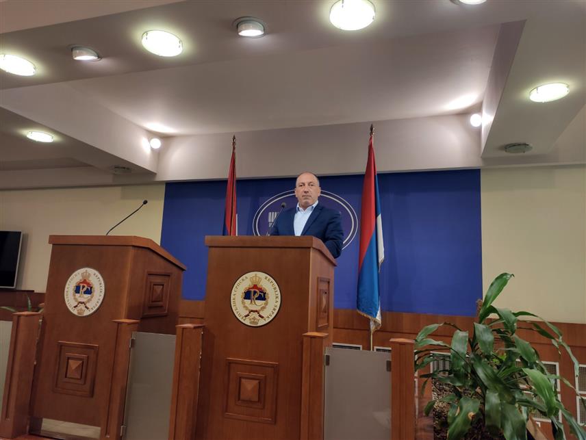 БАЊАЛУКА, 4. ОКТОБРА /СРНА/ - Шеф Клуба посланика ПДП-а у Народној скупштини Републике Српске Игор Црнадак изјавио је да се чланови Предсједништва БиХ Денис Бећировић и Жељко Комшић додворавају бирачком тијелу упућивањем у процедуру приједлога закона о имовини, те да је то потпуно промашена иницијатива осуђена на пропаст.