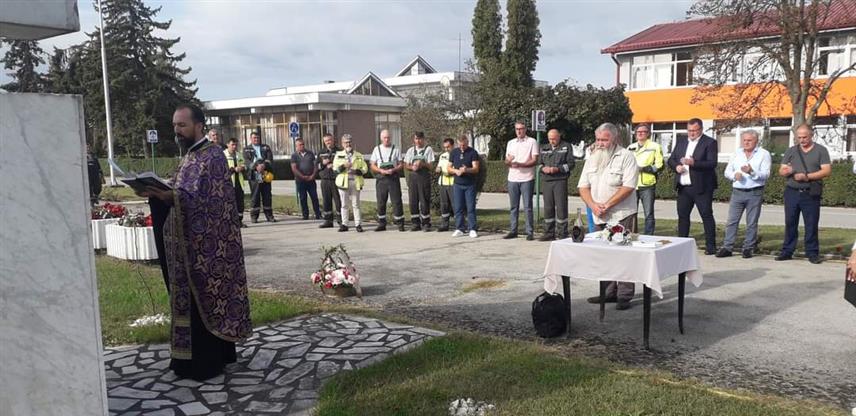 БРОД, 4. ОКТОБРА /СРНА/ - У Броду је данас испред спомен-обиљежја у кругу Рафинерије нафте служен парастос и одата почаст погинулим борцима и цивилним жртвама Одбрамбено-отаџбинског рата, некадашњим радницима овог бродског колектива.