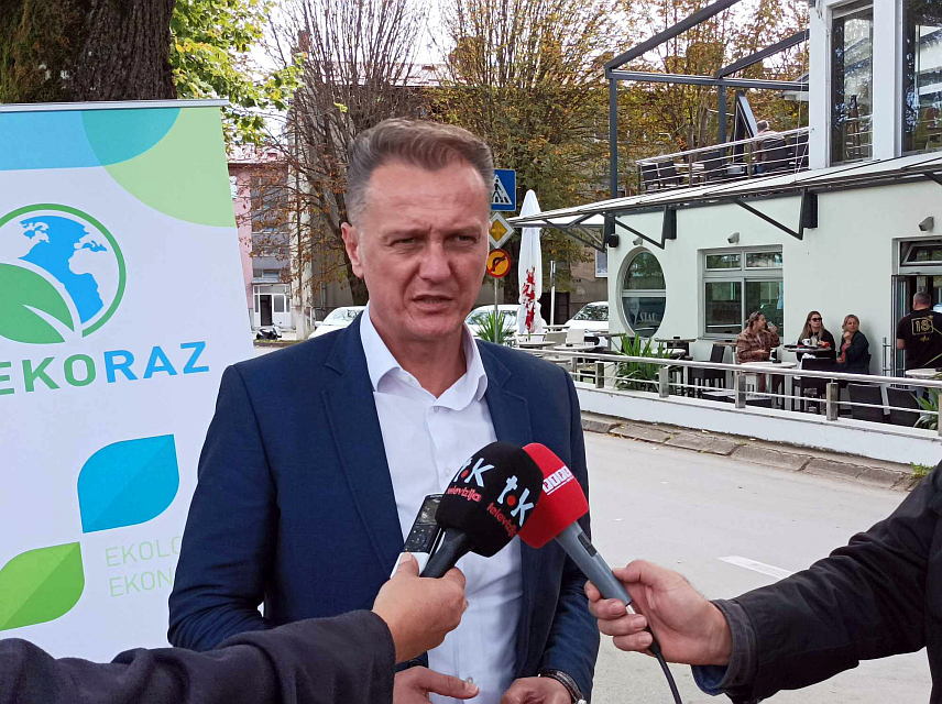 НОВИ ГРАД, 4. ОКТОБРА /СРНА/ - Вршилац дужности директора Инвестиционо-развојне банке Републике Српске /ИРБ/ Дражен Врховац присуствовао је представљању пројекта приједорског комуналног предузећа "Побољшање услуга јавне чистоће".