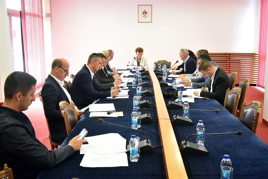 БАЊАЛУКА, 4. ОКТОБРA /СРНА/ - Административна комисија Народне скупштине Републике Српске усвојила је данас Правилник о кориштењу средстава за репрезентацију у Скупштини којим су први пут ограничена средства за репрезентацију на мјесечном нивоу, уз напомену да су циљ овог акта свеобухватне уштеде и економичније пословање парламента.