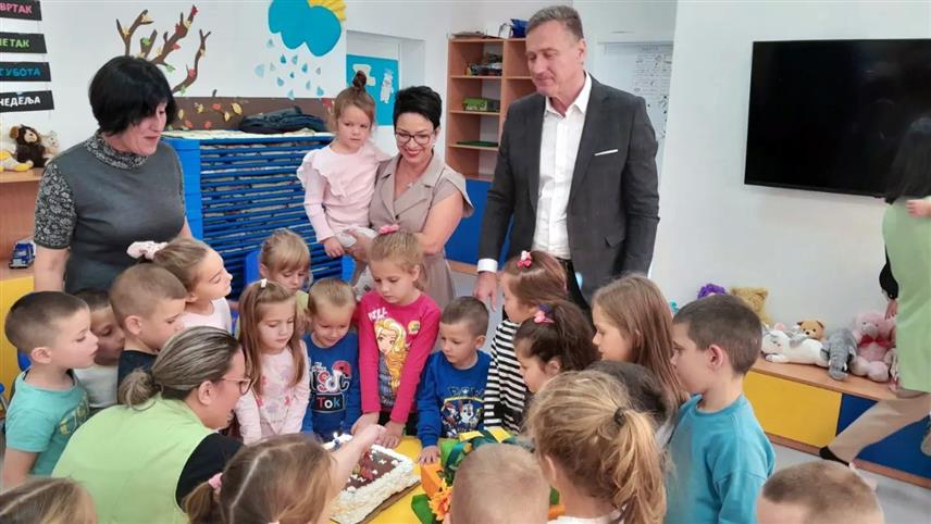 ПАЛЕ, 4. ОКТОБРА /СРНА/ - Паљанско Одјељење вртића "Бубамара" у Мокром прославио је данас годину дана рада, а начелник општине Пале Бошко Југовић уручио је тим поводом малишанима пригодне поклоне.	
