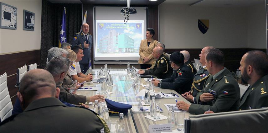 САРАЈЕВО, 4. ОКТОБРА /СРНА/ - Директор Граничне полиције БиХ Мирко Купрешаковић исказао је током посјете делегације Асоцијације војно-дипломатских представника у БиХ максималну опредијељеност Граничне полиције за сарадњу с циљем одржавања стабилног и безбједног окружења у земљи и заштите границе.