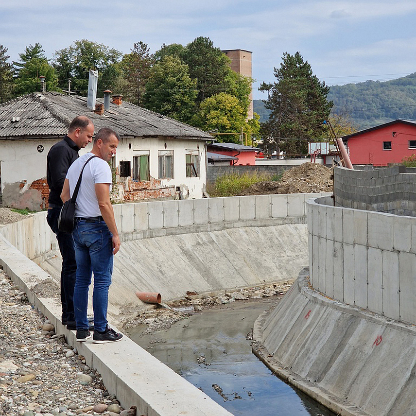 ЗВОРНИК, 4. ОКТОБРА /СРНА/ - Градоначелник Зворника Бојан Ивановић рекао је данас да очекује да ће радови на регулацији корита ријеке Хоче, у дужини од 1.110 метара до ушћа у Дрину, бити завршени до зиме.