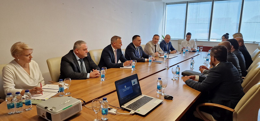 БАЊАЛУКА, 4. ОКТОБРА /СРНА/ - Министар за научнотехнолошки развој и високо образовање Републике Српске Жељко Будимир разговарао је данас у Бањалуци са делегацијом Саудијске Арабије о пројекту изградње Научно-технолошког парка Републике Српске и будућој сарадњи на његовој реализацији, објављено је на друштвеној мрежи "Икс" ресорног министарства.