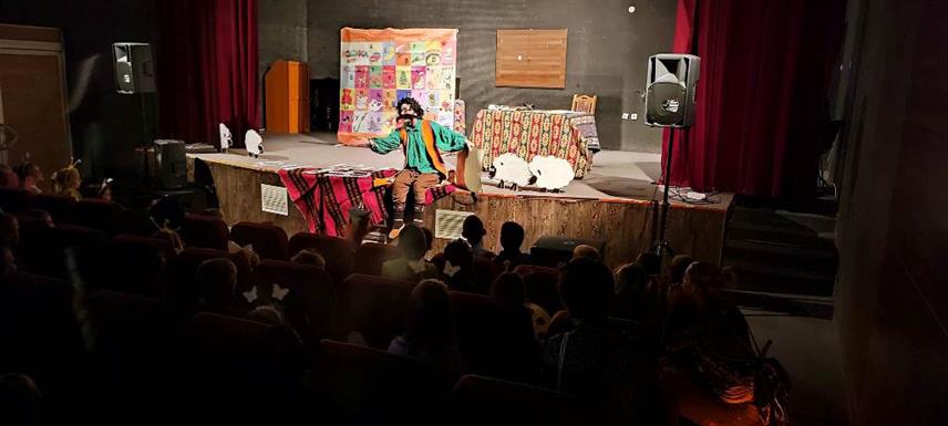 БРАТУНАЦ, 5. ОКТОБРА /СРНА/ - У оквиру манифестације "Дани ћирилице" у братуначком Дому културе данас је изведена луткарска позоришна представа "Хвала Вуку за азбуку", чији је аутор и извођач Цветин Аничић из Културног центра Шид.