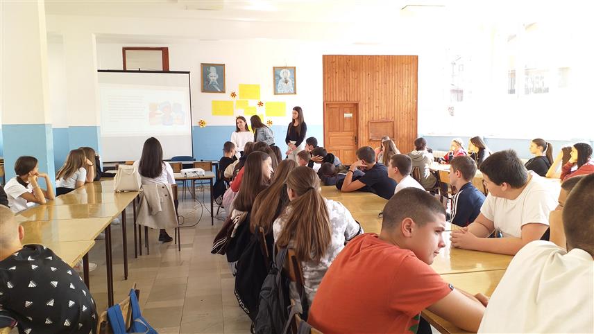 МИЛИЋИ, 5. ОКTОБРА /СРНА/ - Матуранти Средњошколског центра /СШЦ/ "Милутин Миланковић" Милићи одржали су предавање ученицима деветих разреда милићке Основне школе "Алекса Јакшић" о опасностима на интернету, друштвеним мрежама и начинима заштите.