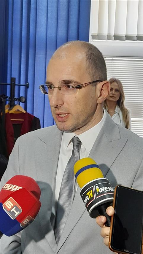 БИЈЕЉИНА, 5. ОКТОБРА /СРНА/ - Бијељински Окружни привредни суд и Правни факултет Универзитета Источно Сарајево склопили су данас у Бијељини оквирни споразум који се односи на унапређење практичне наставе и обуке за студенте права и дипломиране правнике - декан Правног факултета Горан Марковић.