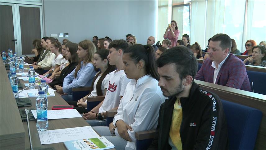 БИЈЕЉИНА, 5. ОКТОБРА /СРНА/ - У Бијељини је данас поводом Недјеље дјетета одржана сједница Дјечијег локалног парламента на којој су учествовали представници ученика свих основних и средњих школа у граду.