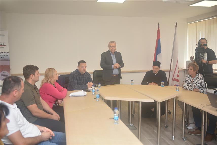 ЗВОРНИК, 5. ОКТОБРА /СРНА/ - Предсједник Управног одбора компанија "Алумина" из Зворника Зоран Стевановић на пријему за 36 породица погинулих радника у протеклом рату, а поводом, 6. октобра - Дана фабрике.