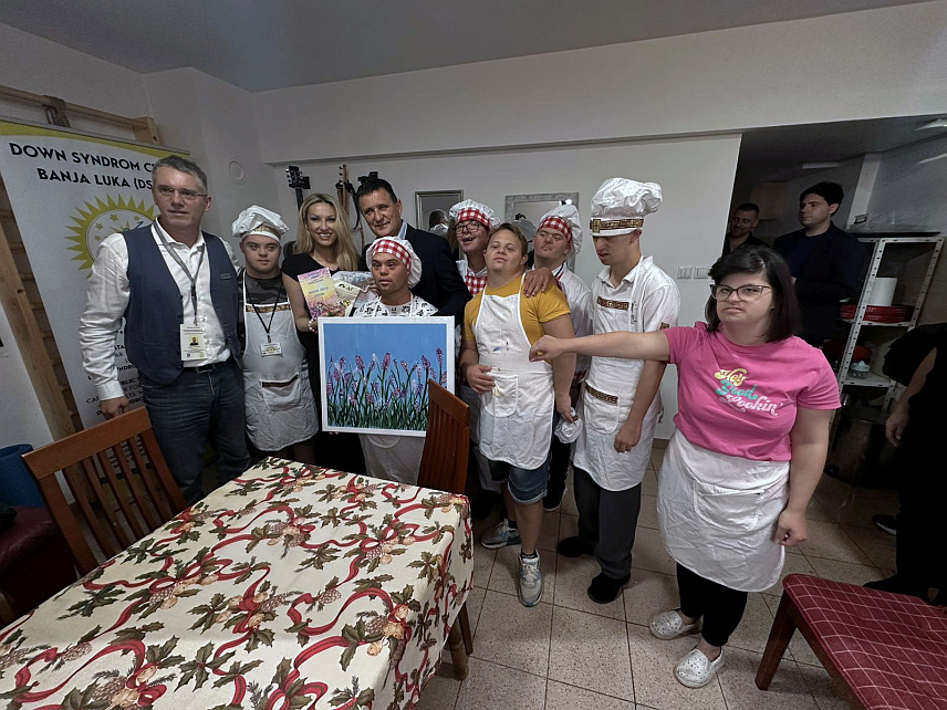 БАЊАЛУКА, 5. ОКТОБРА /СРНА/ - Директор Установе за социјалну рехабилитацију особа са инвалидитетом "Даун синдром центар" Бањалука Зоран Јелић рекао је да ће девет особа са Дауновим синдромом крајем октобра добити посао у хотелу "Вучко" на Јахорини захваљујући амбасадору овог центра Влади Ђајићу.