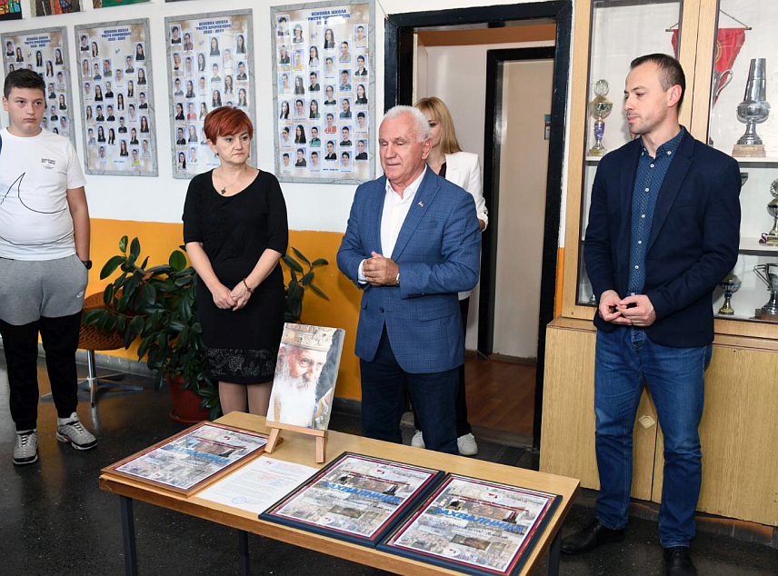 МОСТАР, 5. ОКТОБРА /СРНА/ - Предсједник Одбора за помоћ Србима на Косову и Метохији Милорад Арлов уручио је данас захвалнице Основној школи "Ристо Пророковић" у Невесињу, општини Невесиње и Српском просвјетном и културном друштву /СПКД/ "Просвјета" из Мостара за учешће у хуманитарним акцијама за помоћ братском народу Косова и Метохије.