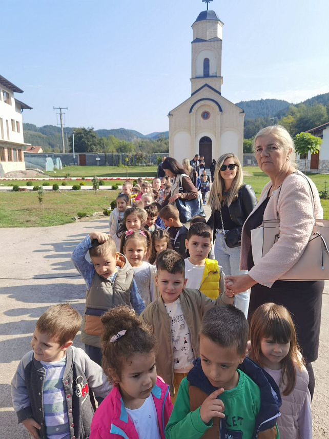 ВИШЕГРАД, 6. ОКТОБРА /СРНА/ - Око 60 малишана из обданишта "Невен" посјетило је манастир Вазнесења Господњег у Вардишту код Вишеграда.