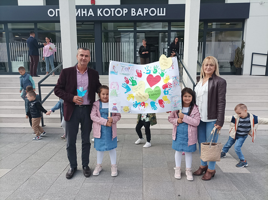 КОТОР ВАРОШ, 6. ОКTОБРА /СРНА/ - Начелник општине Котор Варош Зденко Сакан данас је поводом Недјеље дјетета на платоу испред зграде општинске управе уприличио дружење за најмлађе суграђане