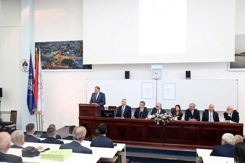 БАЊАЛУКА, 6. ОКТОБРА /СРНА/ - Предсједник Републике Српске Милорад Додик током обраћања на 20. савјетовању "Октобарски правнички дани" у Бањалуци.