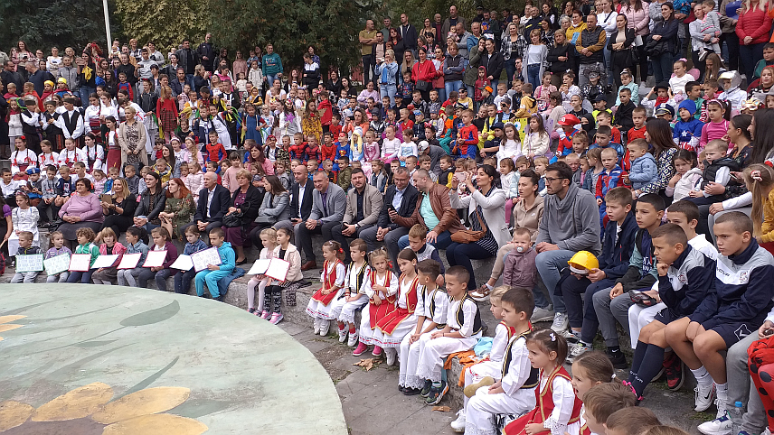 МИЛИЋИ, 6. ОКTОБРА /СРНА/ - Маскенбалом и културно-забавним програмом на Љетњој позорници у Милићима завршено је обиљежавање манифестације "Недјеља дјетета" коју су припремили ученици милићких образовних установа и дјеца из обданишта "Полетарац" заједно са просвјетним радницима и васпитачима.