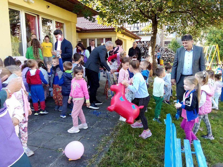 НОВИ ГРАД, 6. ОКТОБРА /СРНА/ - У Вртићу "Пчелица Маја" у Новом Граду данас је озваничен завршетак радова на дјечијем игралишту, а у склопу обиљежавања Недјеље дјетета представници локалне власти дјеци су уручили играчке и слаткише, а представници Центра за социјални рад јабуке.