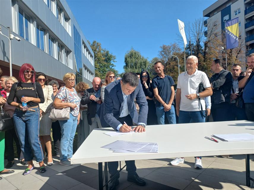 БАЊАЛУКА, 6. ОКТОБРА /СРНА/ - Потписивање петиције за опозив градоначелника Бањалуке почело је данас у овом граду, у организацији Градског одбора СНСД-а.