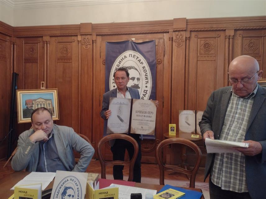 БЕОГРАД, 6. ОКТОБРА /СРНА/ - У Вуковој задужбини у Београду данас је писцу Ненаду Шапоњи свечано уручена књижевна награда "Кочићево перо" за љето 2023. године која се додјељује за висока достигнућа у савременој књижевности и оданости љепоти Кочићеве мисли и ријечи за збирку пјесама "Психологија гравитације" у издању идавачке куће "Прометеј" Нови Сад.