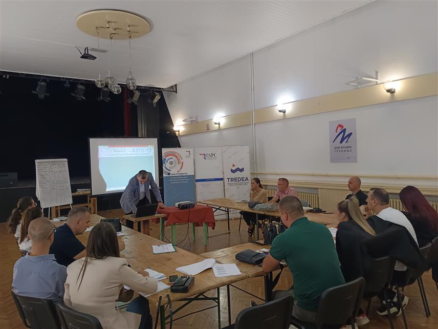 ТРЕБИЊЕ, 6. ОКТОБРА /СРНА/ - Развојна агенција Републике Српске организовала је данас у Требињу обуку "Инструменти за идентификацију, припрему и провођење развојних пројеката" за представнике локалних заједница, развојних агенција и институција које се баве развојем на подручју Херцеговине.
