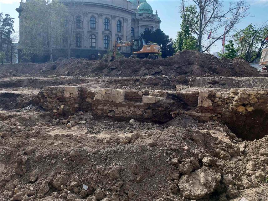 БЕОГРАД, 6. ОКТОБРА /СРНА/ - Aрхеолози Музеја града Београда су током археолошких истраживања у близини зграде Дома народне скупштине у Београду открили антички слој који садржи остатке дијела римског водовода са таложником, гробове и саркофаге, саопштено је из Завода за заштиту споменика културе града Београда.