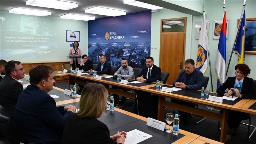 ГРАДИШКА, 6. ОКТОБРА /СРНА/ - Свечаном обиљежавању завршетка пројекта реконструкције јавне расвјете са ЛЕД свјетиљкама, осим представника градске власти, присуствовали амбасадор Словеније у БиХ Дамијан Седар, директор словеначког Центра за међународну сарадњу и развој Дејан Прешичек и министар за европске интеграције и међународну сарадњу Републике Српске Златан Клокић.
