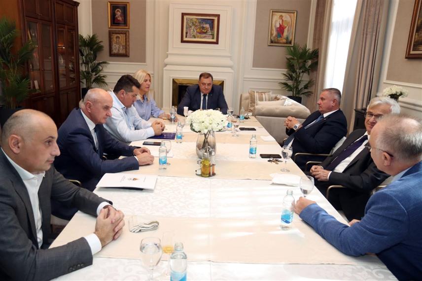 БАЊАЛУКА, 6. ОКТОБРА /СРНА/ - Предсједник Републике Српске Милорад Додик разговарао је данас с лидерима странака владајуће коалиције и најближим сарадницима.Састанку су присуствовали српски члан Предсједништва БиХ Жељка Цвијановић и премијер Републике Српске Радован Вишковић.