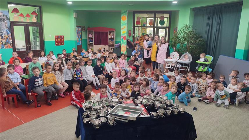 ВИШЕГРАД, 6. ОКТОБРА /СРНА/ - Начелник општине Вишеград Младен Ђуревић посјетио је данас обданиште "Невен" и том приликом им даровао ново посуђе.