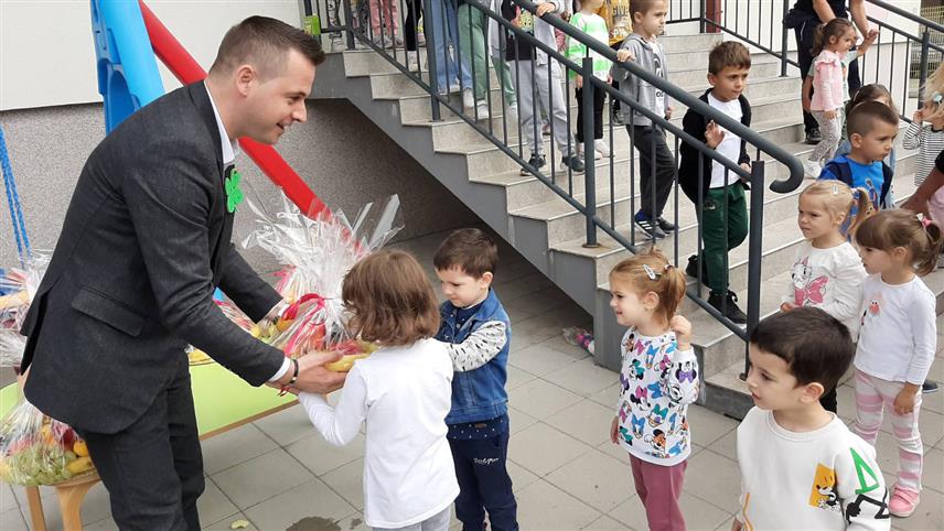 ФОЧА, 6. ОКТОБРА /СРНА/ - Начелник општине Милан Вукадиновић приликом посјете Дјечијем вртићу "Чика Јова Змај" и Дјечијој играоници "Звјездица.